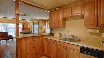 House, 1 Queen Bed (The Jack McCarthy Cabin) | Private kitchen | Oven, toaster, blender, cleaning supplies