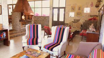 Smart TV, chimenea, estéreo y impresora