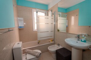 Bathtub, hair dryer, towels, soap - Los Cristanos-Spacious-Town house-Luxury-Pool (CN)