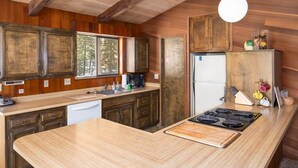 House, Multiple Beds (Villa Bossi) | Private kitchen | Oven, toaster, blender, cleaning supplies - Villa Bossi (Carnelian Bay)