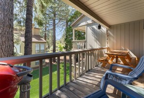 Outdoor dining - Twisted Retreat (Kings Beach)