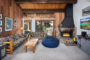 コンドミニアム ベッド (複数台) (Twisted Retreat) | リビングルーム