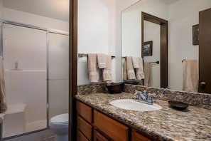 Condo, varias camas (The Kingswood Retreat) | Baño | Toallas, jabón, papel de baño
