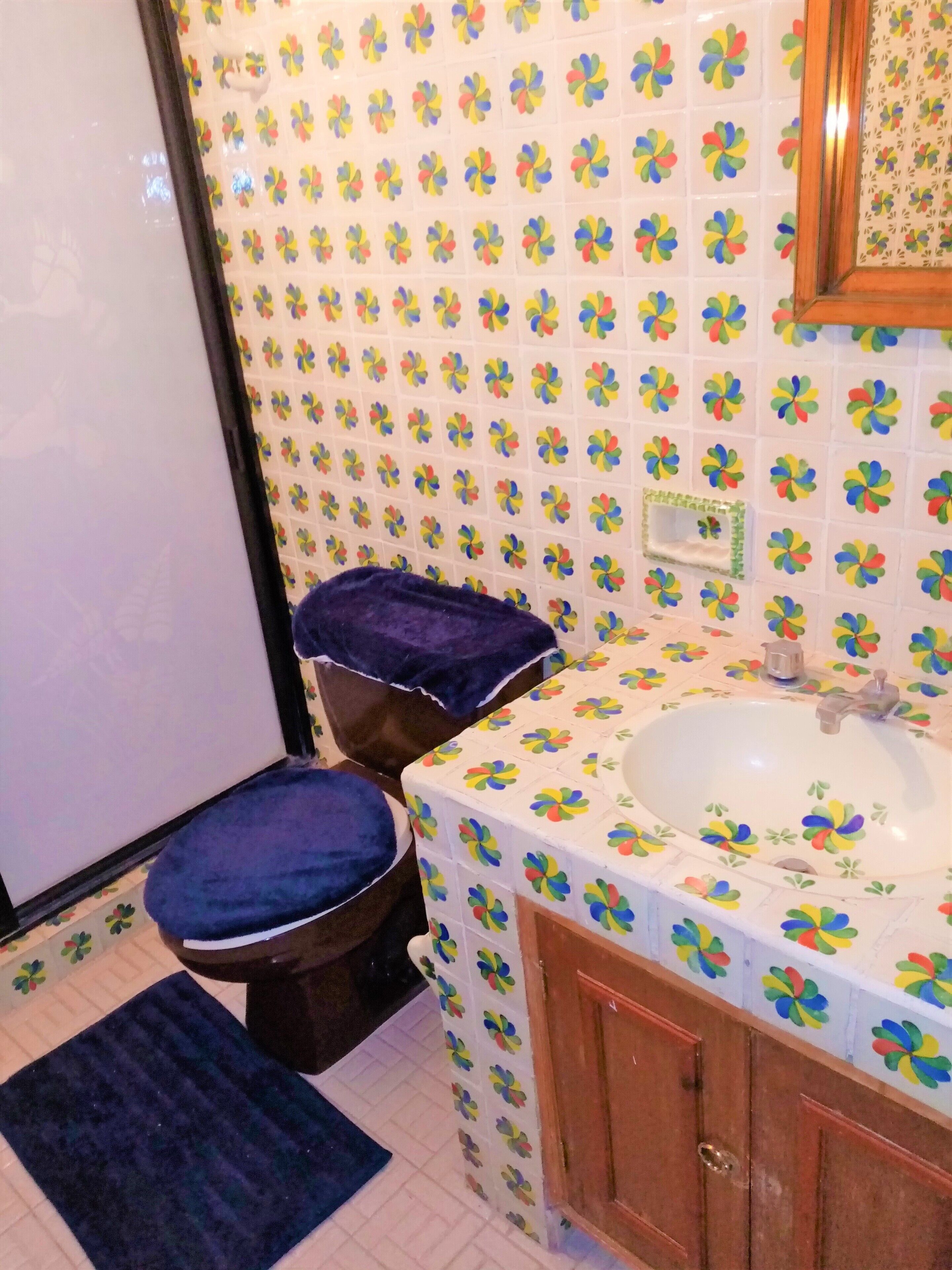 Een badkamer met een wastafel, toilet en douche.