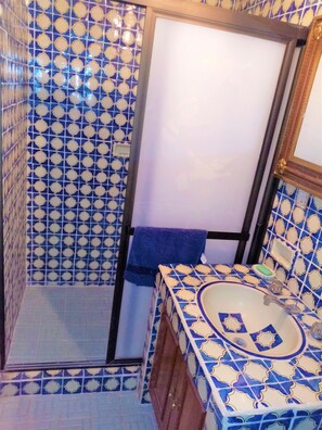 Regadera, secadora de cabello, bidet, toallas 