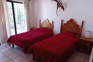 4 makuuhuonetta, tallelokero huoneessa, silitysrauta/-lauta