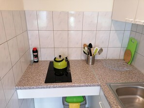 Réfrigérateur, cafetiÚre/bouilloire, grille-pain