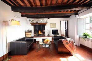 TV, caminetto, lettore DVD, tavolo da calcetto