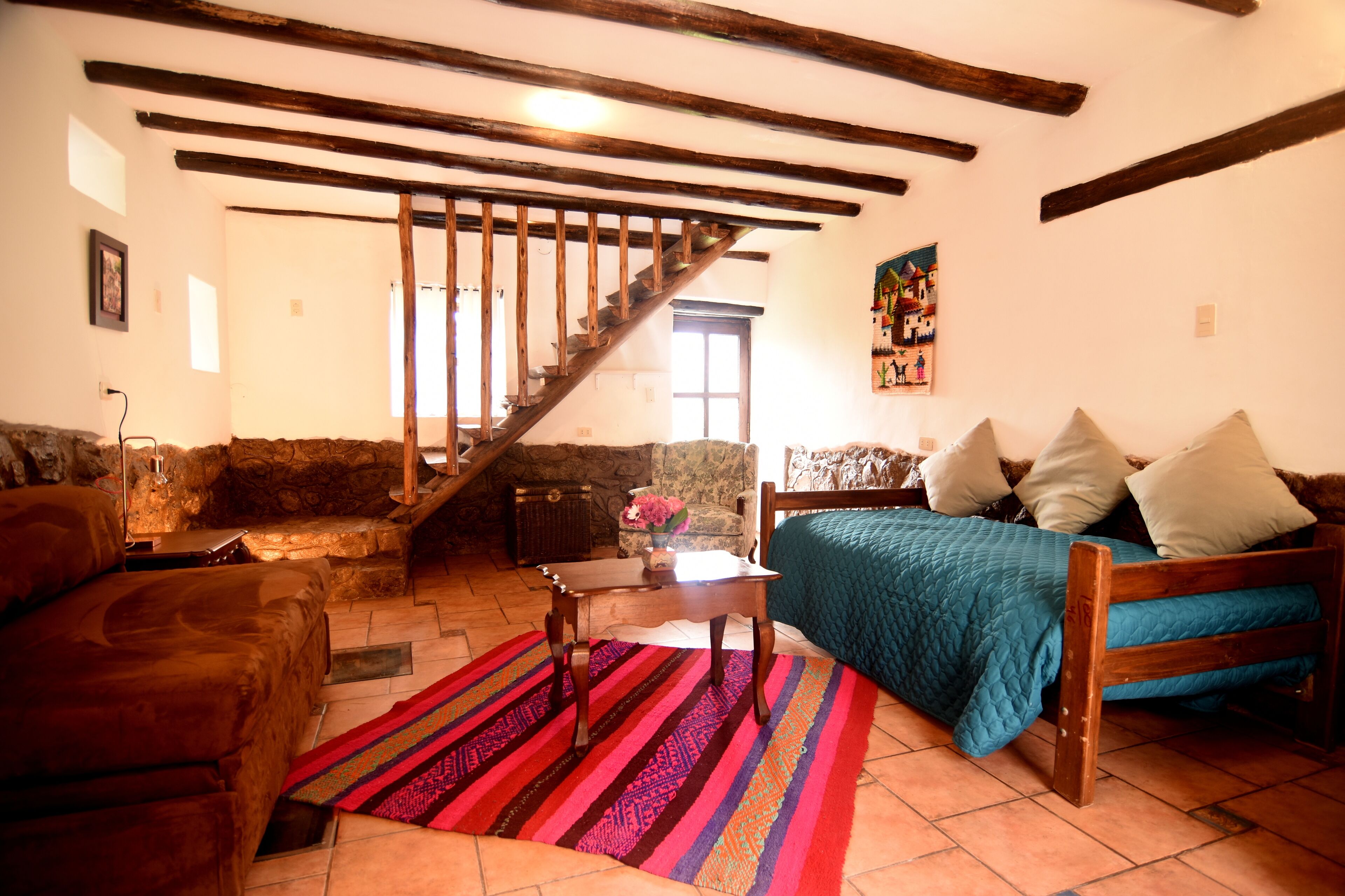 Una Smart TV, una chimenea, una impresora