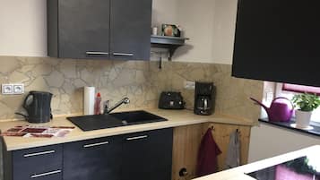 Réfrigérateur, lave-vaisselle, cafetière/bouilloire, grille-pain