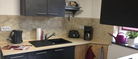 Frigorífic, forn, rentaplats i cafetera i tetera
