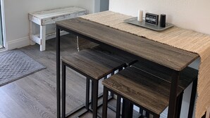 Una sala de estar moderna con una mesa de centro de madera, un banco y una alfombra.