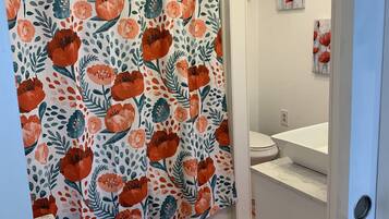 Duschwanne, Haartrockner, Handtücher, Seife