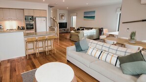 Ein modernes Apartment mit Küche, Essbereich und Wohnzimmer.