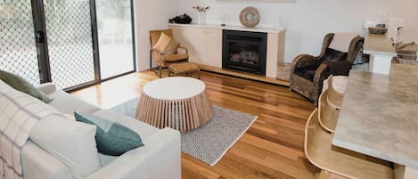 Smart TV, fireplace