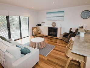 Smart TV, fireplace