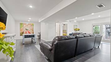 TV connectée, cheminée, lecteur de DVD