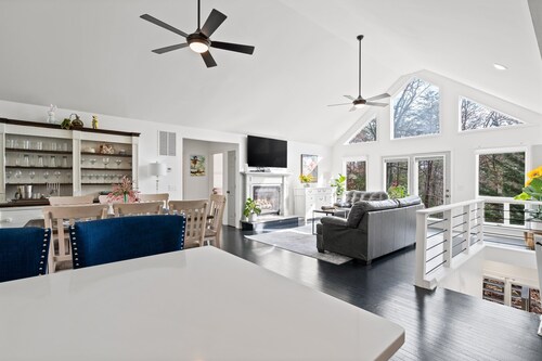 Hawk Mountain Song- Massanutten Home with hot tub!