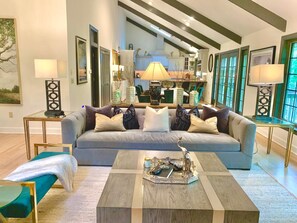 Smart TV, chimenea y oficina 