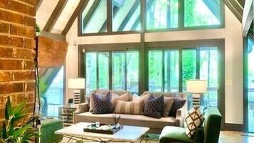 Smart TV, chimenea y oficina