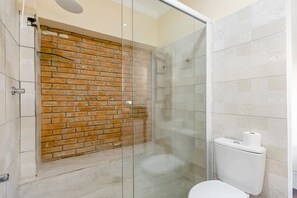 Ducha, toallas y papel higiénico