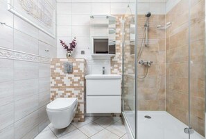 Regadera, amenidades de baño gratuitas, secadora de cabello