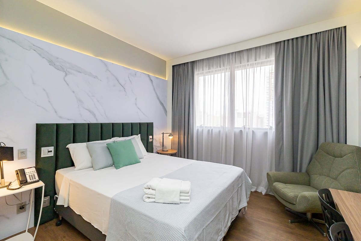 Helbor Stay Batel - HSB089 | 1 camera, ferro/asse da stiro, Wi-Fi gratuito, lenzuola