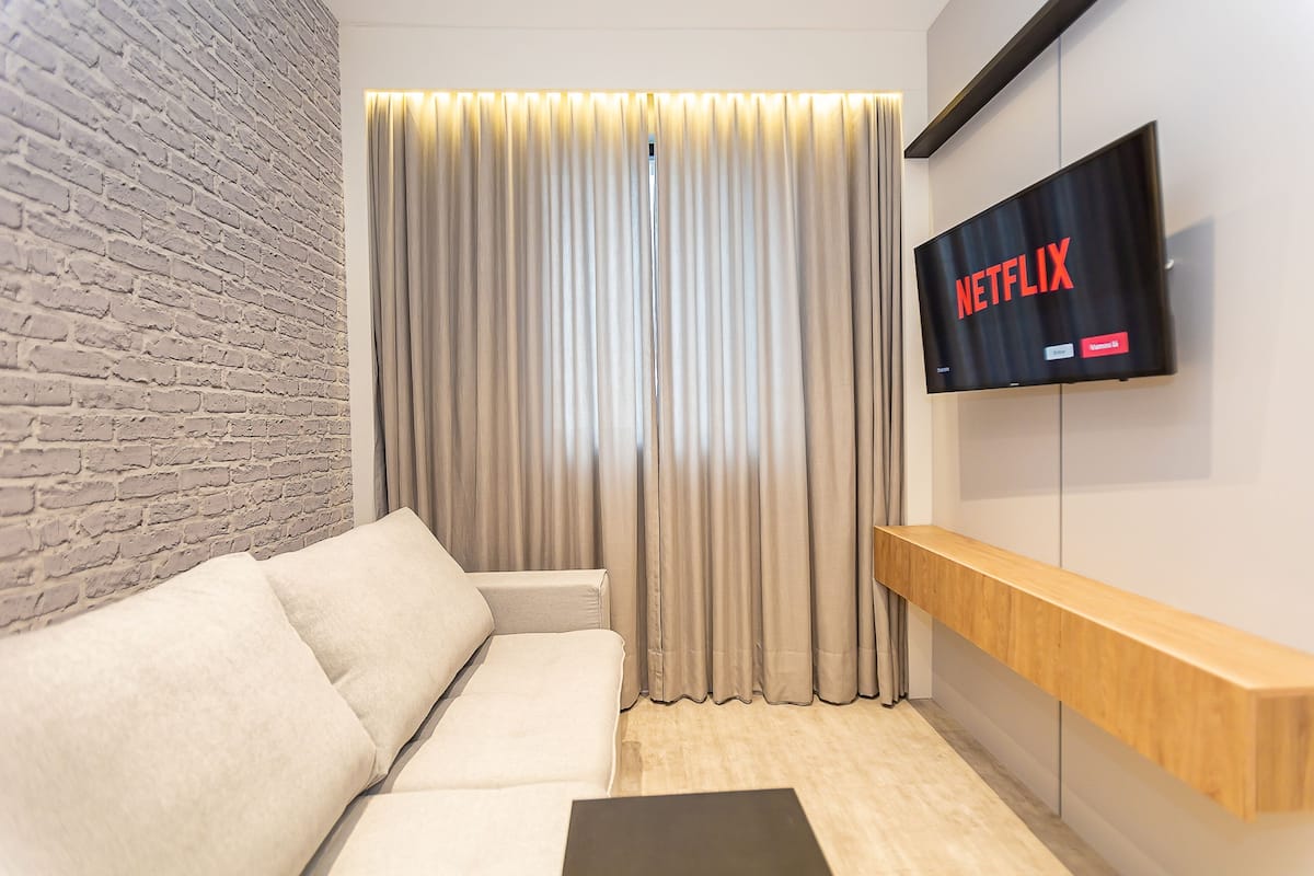 Helbor Stay Batel - HSB098 | Soggiorno | Smart TV 43 pollici con canali digitali