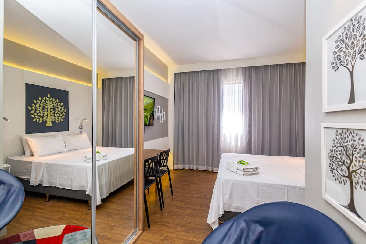 Tabla de planchar con plancha, wifi gratis y ropa de cama