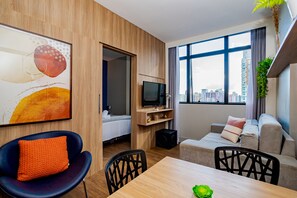 Helbor Stay Batel - HSB036 | Oppholdsrom | En 43-tommers smart-TV med digitale kanaler