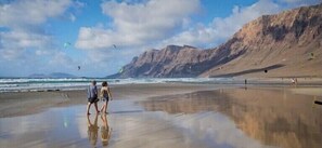 在海灘附近、沙灘巾