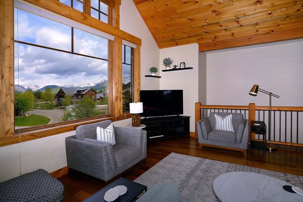 Televisión, chimenea y oficina