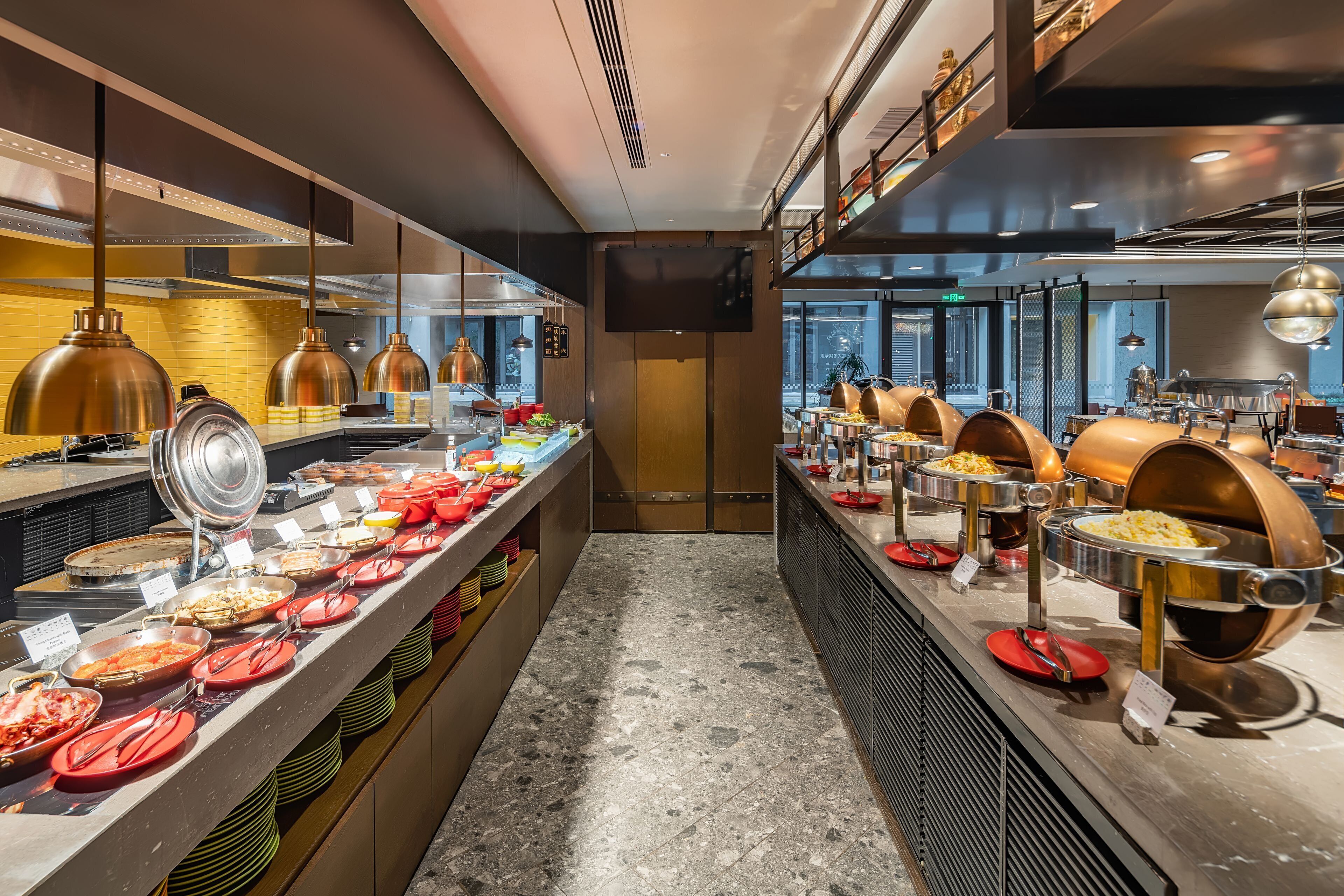 Daily buffet breakfast (CNY 188 per person)