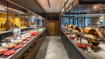 Daily buffet breakfast (CNY 188 per person)