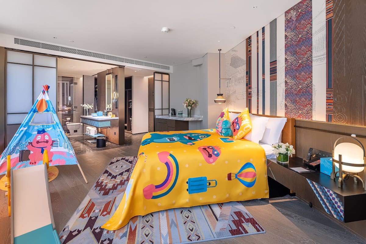 Habitación estándar, 1 cama de matrimonio grande (Kids Theme) | 1 dormitorio, ropa de cama de alta calidad, minibar y caja fuerte