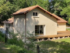 المنشأة من الخارج