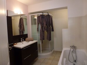 Bañera con ducha, secador de pelo, toallas