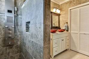 Dusche, Haartrockner, Handtücher, Seife
