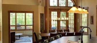 Luxury Mountain Home on Fall River!RV Gargage,Huge Hot Tub&Deck-RiverHouse, Estes Park CO