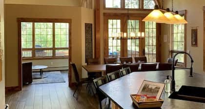 Luxury Mountain Home on Fall River!RV Gargage,Huge Hot Tub&Deck-RiverHouse, Estes Park CO