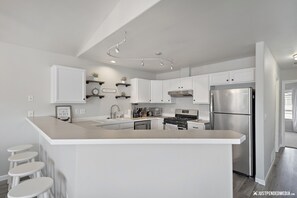 Fridge, microwave, oven, stovetop - Family Getaway - Central Location - No Chores (Anchorage)