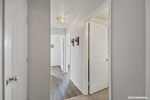 Interior - Family Getaway - Central Location - No Chores (Anchorage)