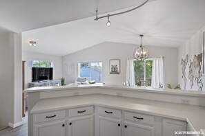 Interior - Family Getaway - Central Location - No Chores (Anchorage)