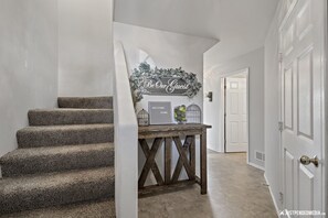 Interior - Family Getaway - Central Location - No Chores (Anchorage)