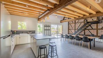 Micro-ondas, fogão, lava-louças