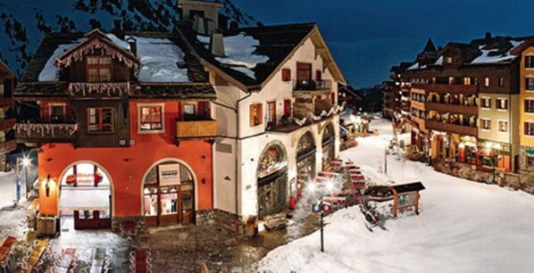 Experience the charm of a historic town square, surrounded by traditional architecture and well-lit streets.