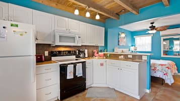 Suite estudio Confort | Cocina privada | Refrigerador con congelador, microondas, horno y parrilla de estufa