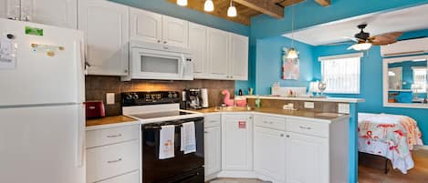 Comfort studio Suite (ONE) | Private kitchen | Full-sized fridge, microwave, oven, stovetop