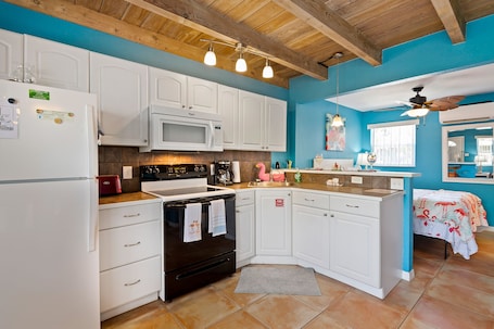 Refrigerador con freezer, microondas, horno, placa de cocina