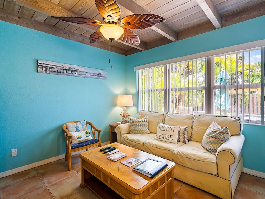 Suite estudio Confort | Área de sala de estar | Televisión de pantalla plana